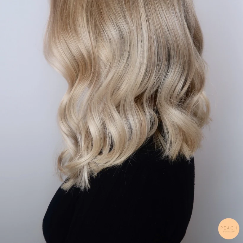 Balayage stockholm med ljusa slingor och beige toner