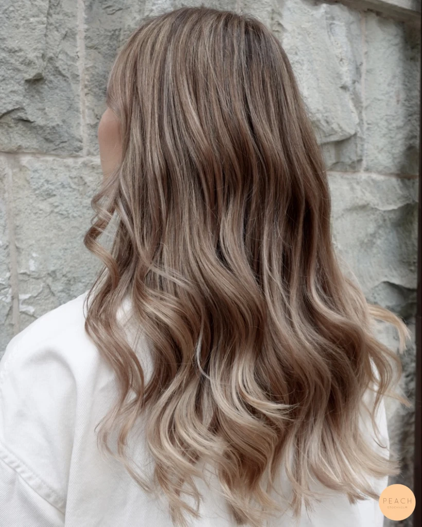Bronde hair med ljusa slingor