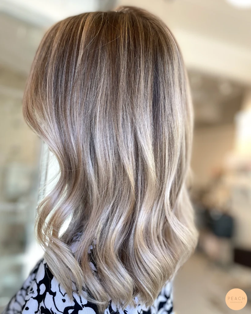 Highlights & kall beige hårfärg