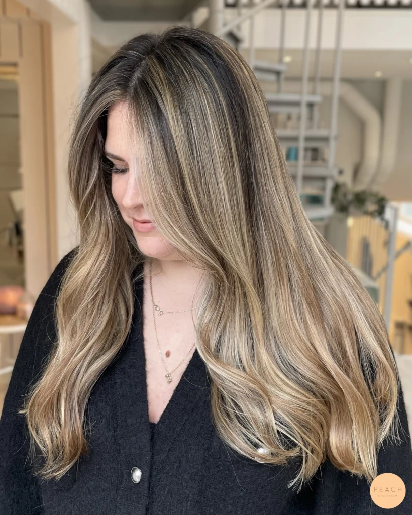 Balayage med ljusa slingor och sval nyansering