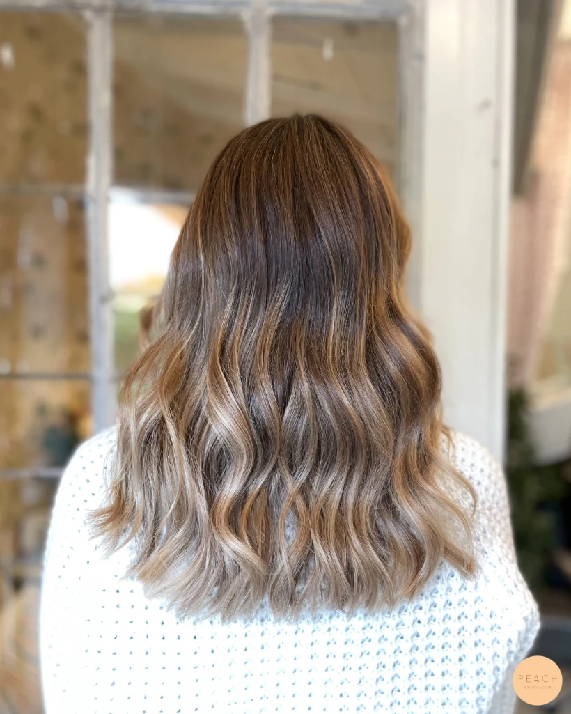 Beige blond hårfärg med rootshadow