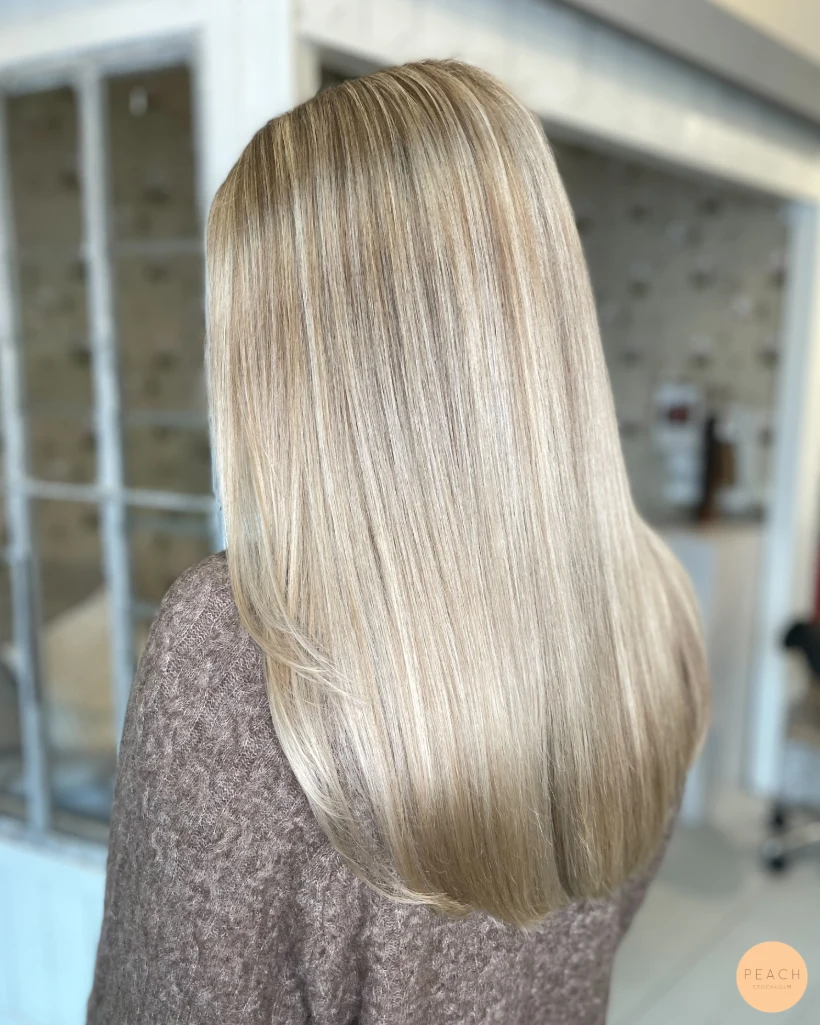 Blonda slingor med varm nyansering