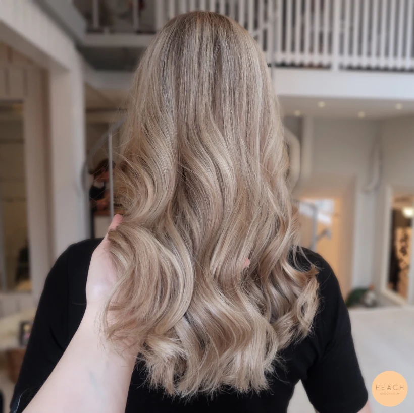 Balayage blond med sandblonda toner