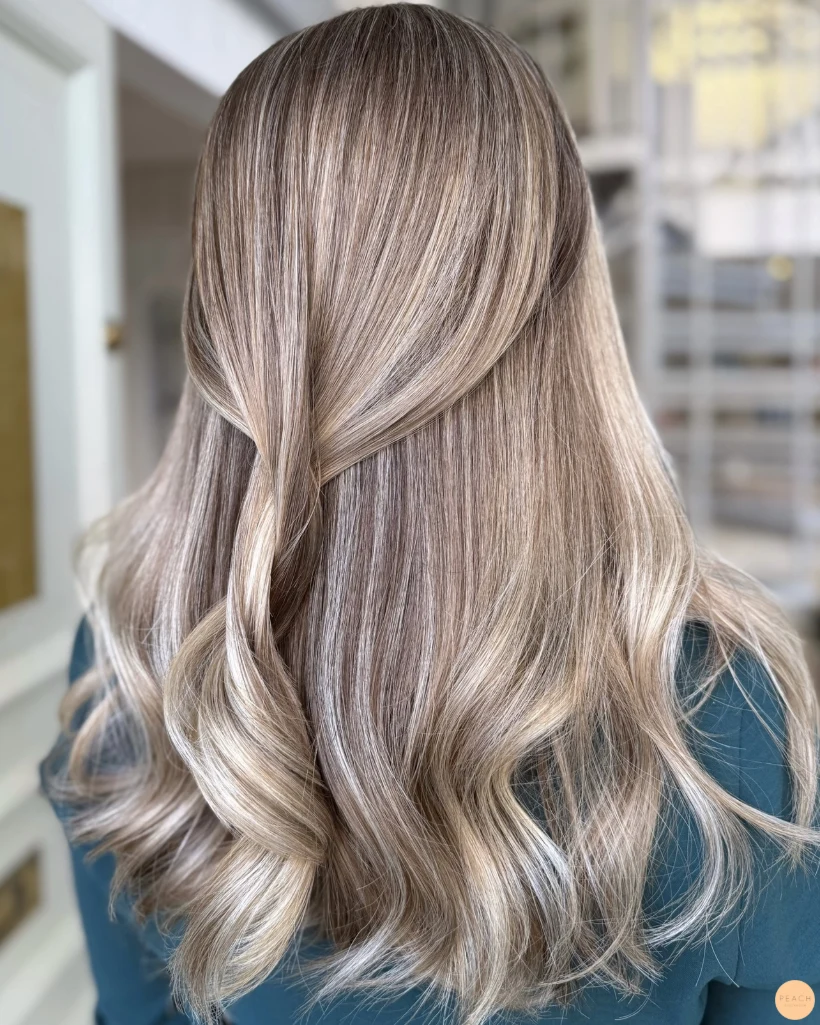 Krämig beige blond balayage