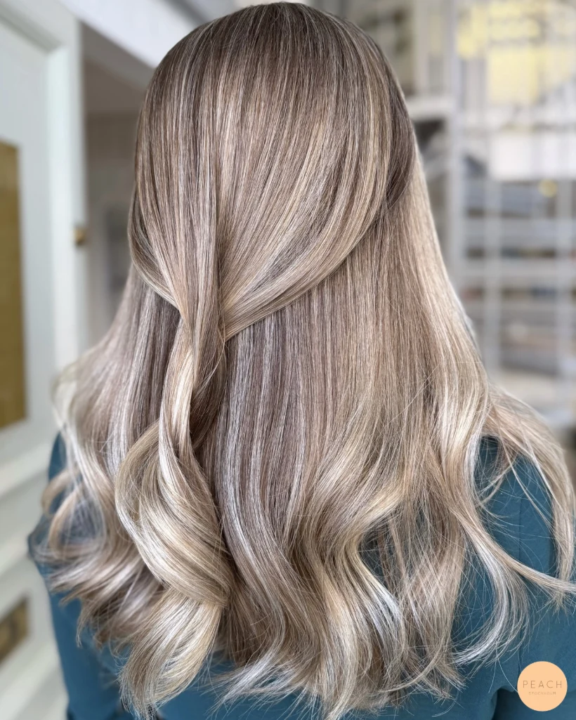 Krämig beige blond balayage