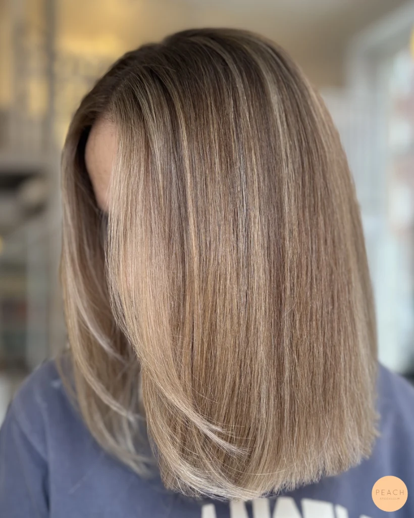 Kall beige blond hårfärg med lobklippning