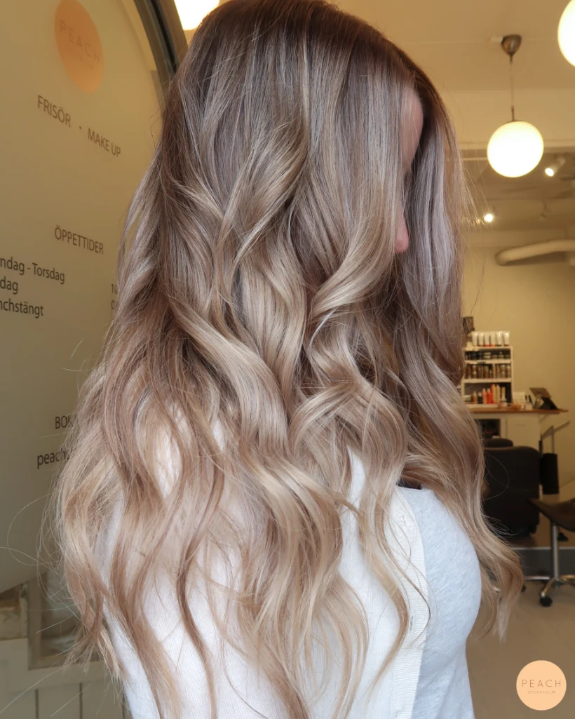 Beige blond hårfärg med balayage slingor