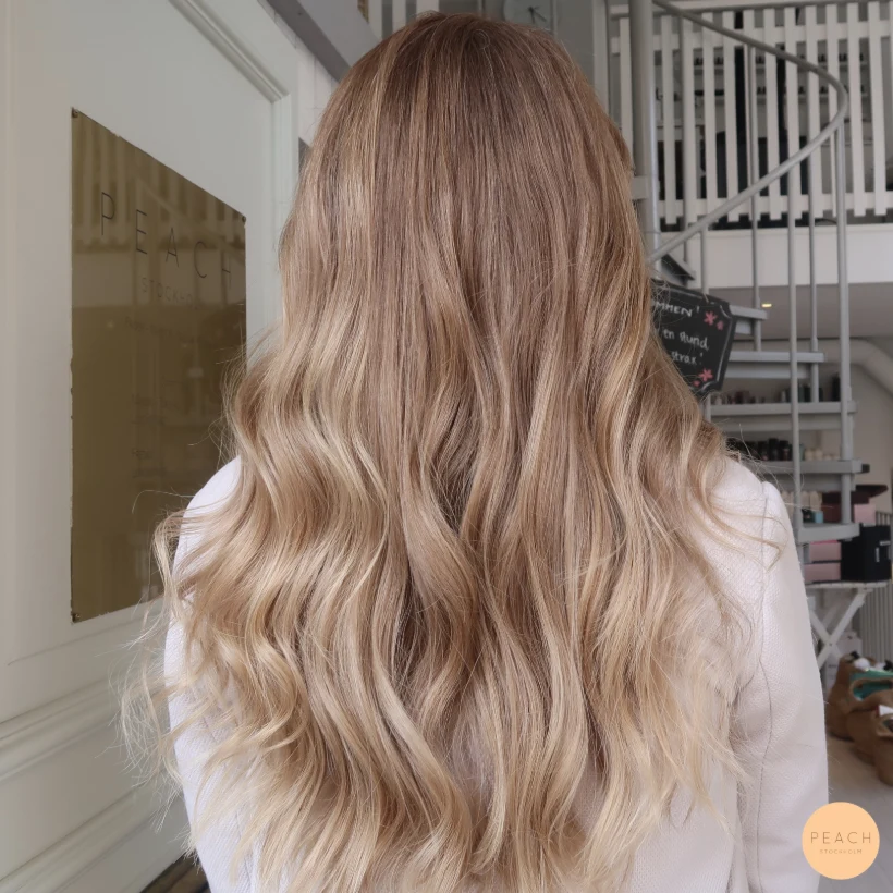 Soft blonde balayage med krämig ton