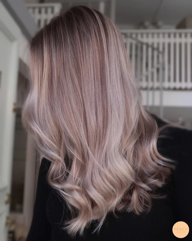 Blond balayage med ljusa och mörka slingor – inspiration 15 juni 2021