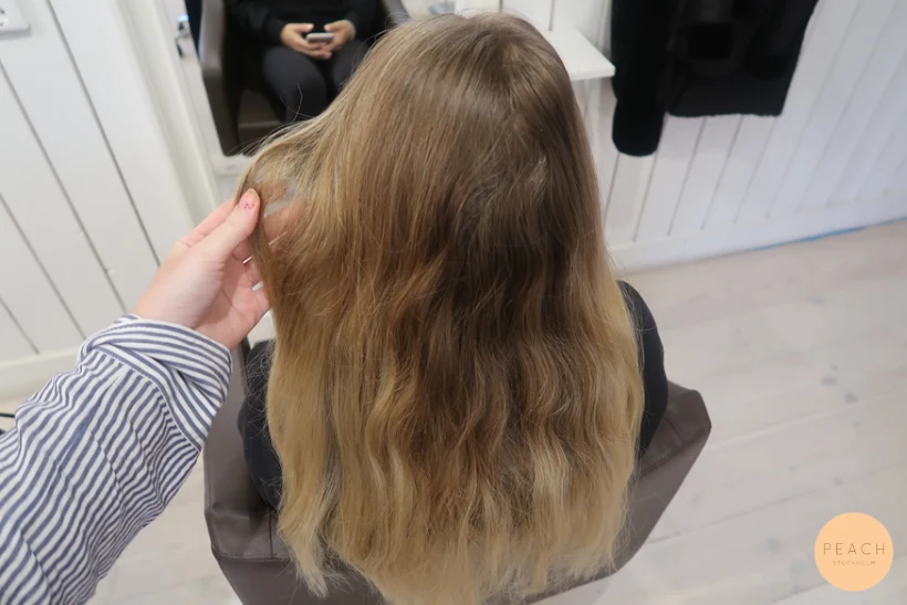 Blonda slingor med balayageteknik
