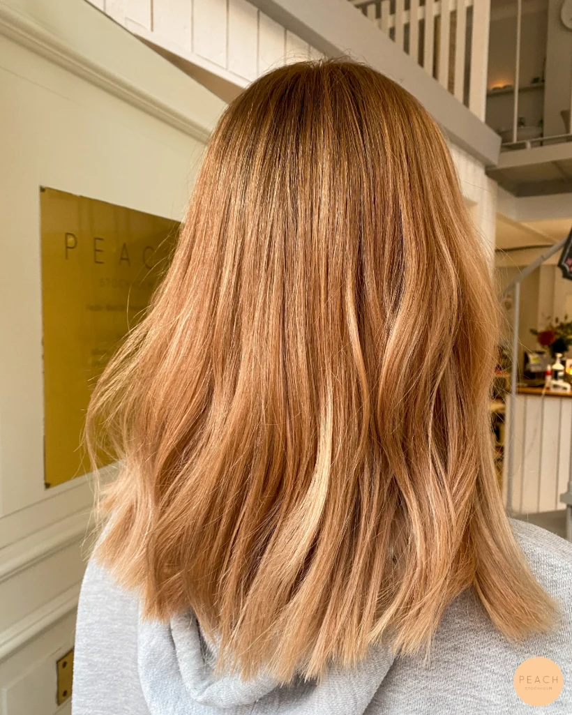 Kopparblond hårfärg med mjuk root shadow