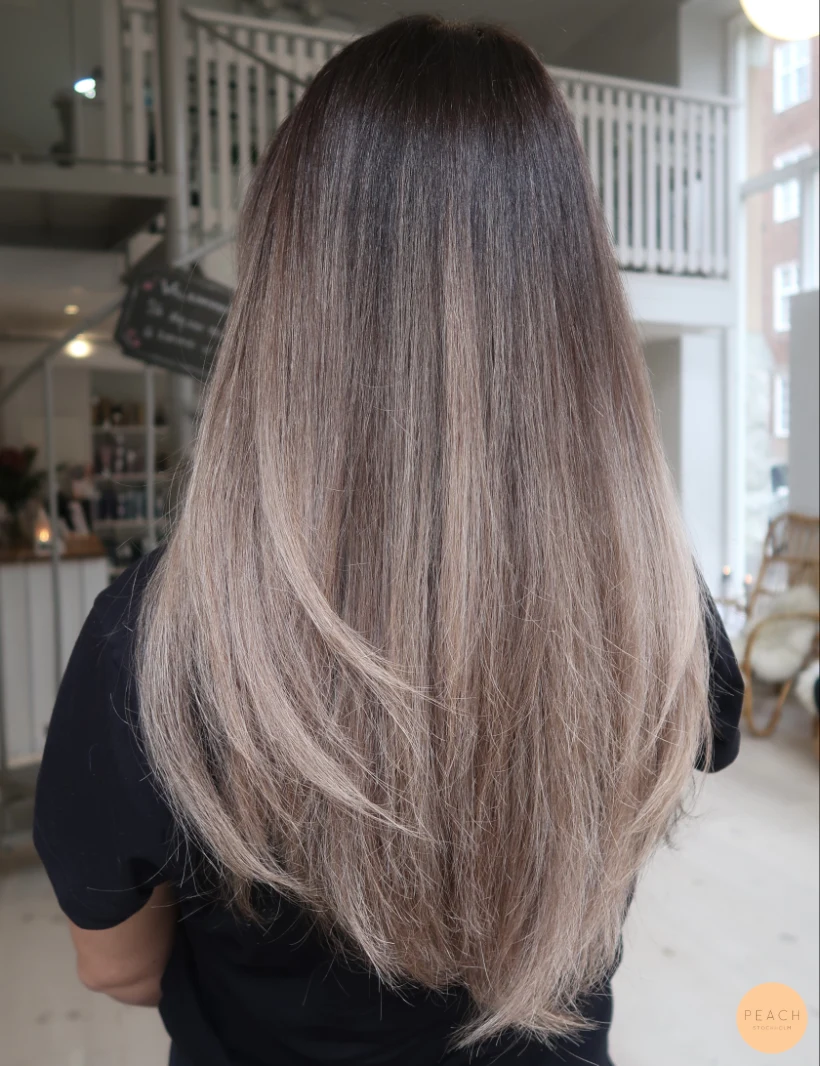 Balayage mörka slingor i ljust hår