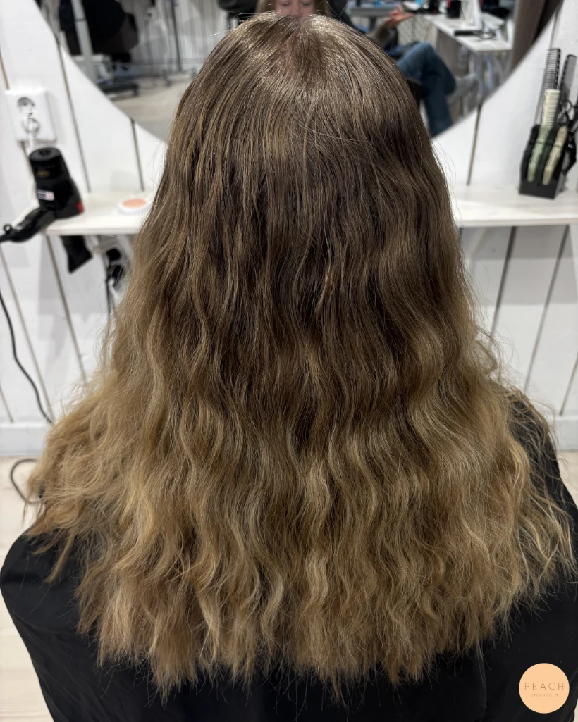 Naturlig blond hårfärg med ljus face frame