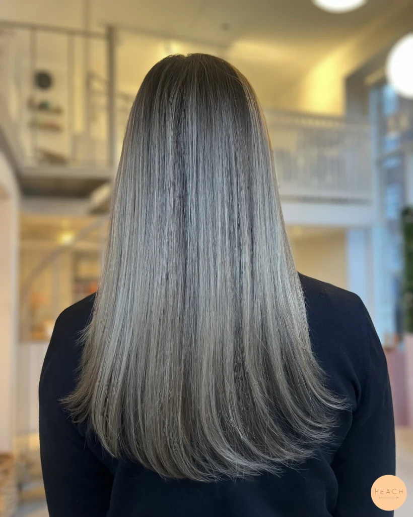 Sval blond med mjuk root shadow