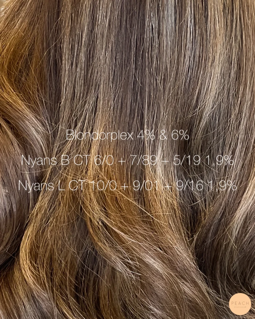 Slingor i ett ofärgat hår med beige toner