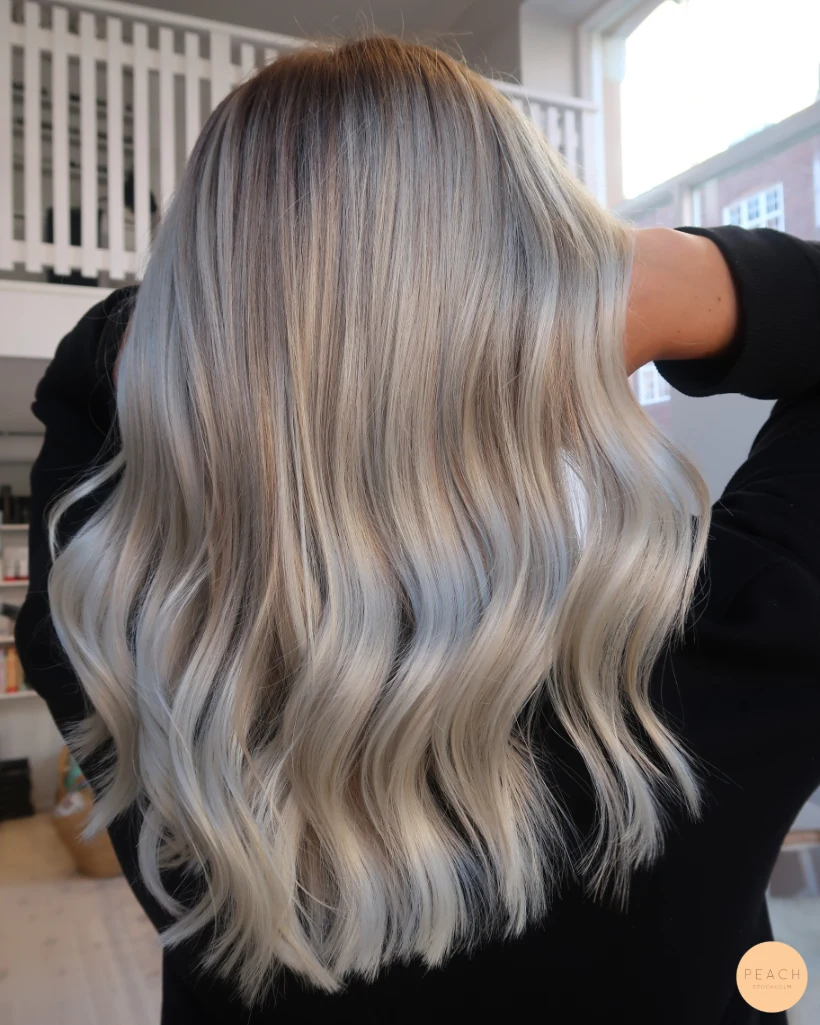 Cool blonde balayage – salongsresultat av Isabella Janjic, 17 december 2021