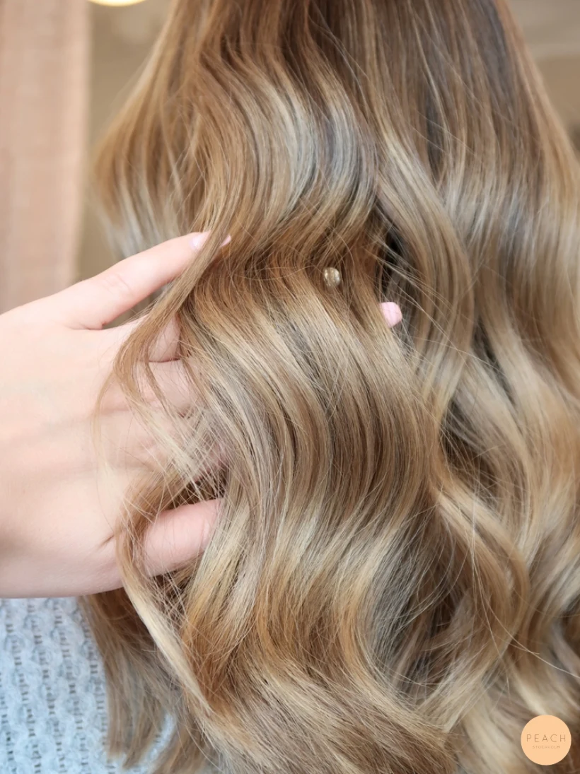 Balayage på mörkt hår med ljusa slingor