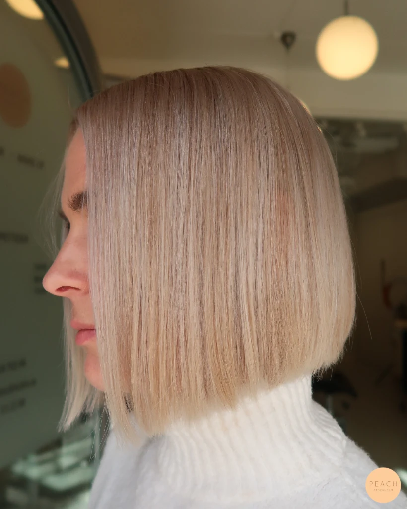 Beige blond hårfärg med page klippning