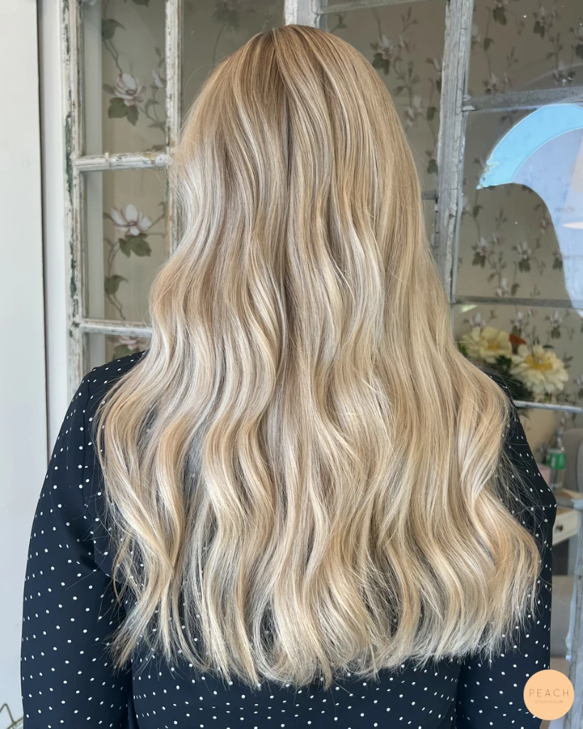 Creamy vanilla blonde hair med ljusa slingor