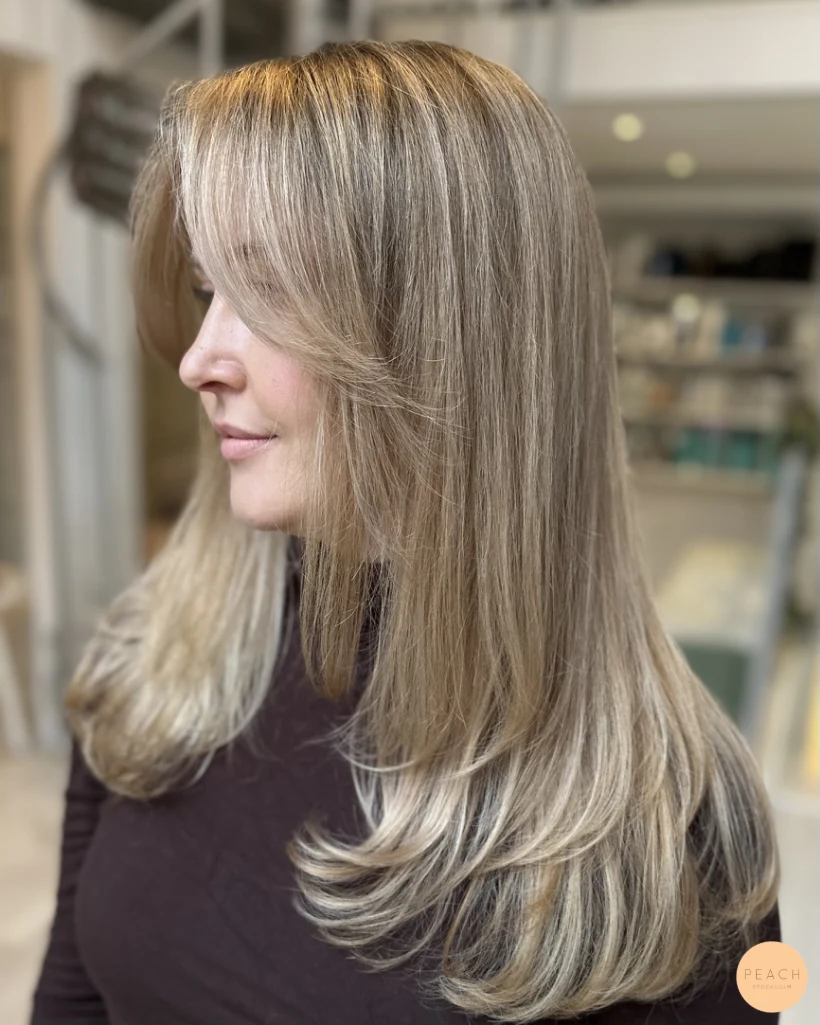 Beige blonde med ljusa slingor
