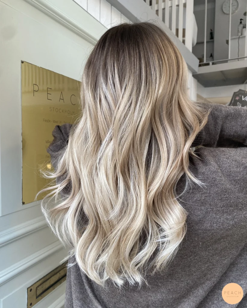Cool blonde med ljusa slingor
