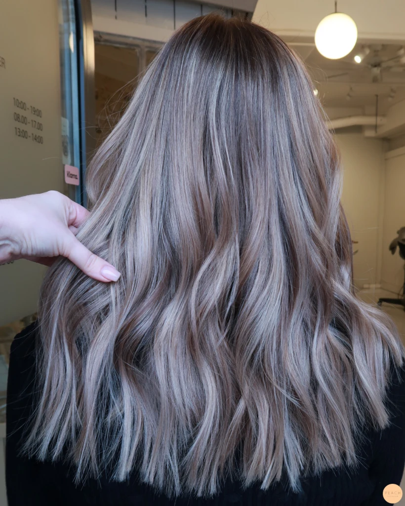 Beige blond hårfärg med ljusa slingor
