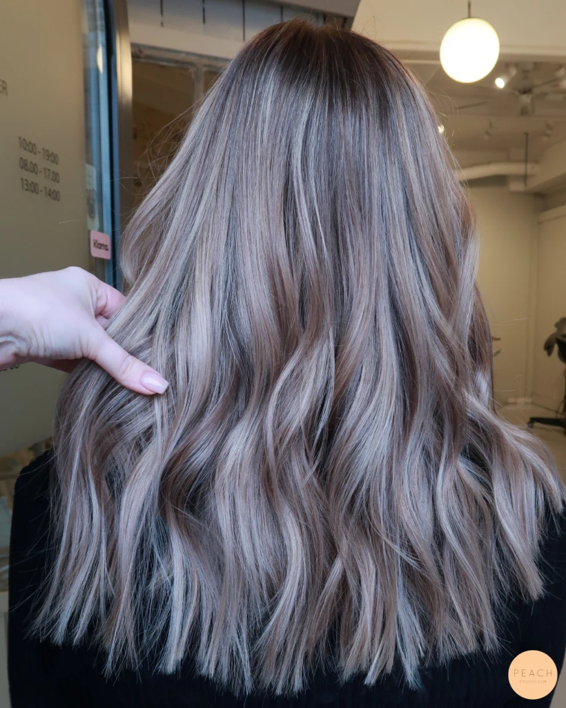 Beige blond hårfärg med ljusa slingor och sval nyansering