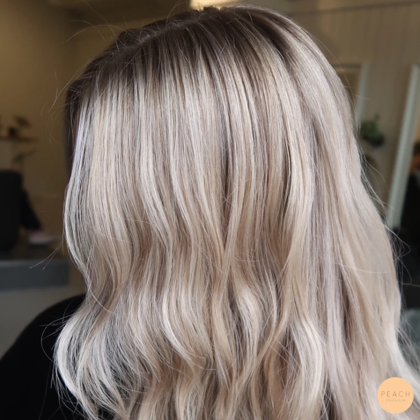 Beigeblond hårfärg med highlights och lowlights