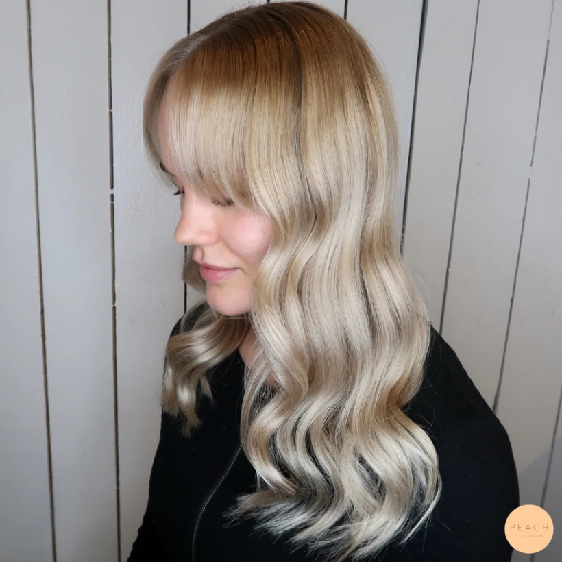Kall blond hårfärg med slingor och extra glans