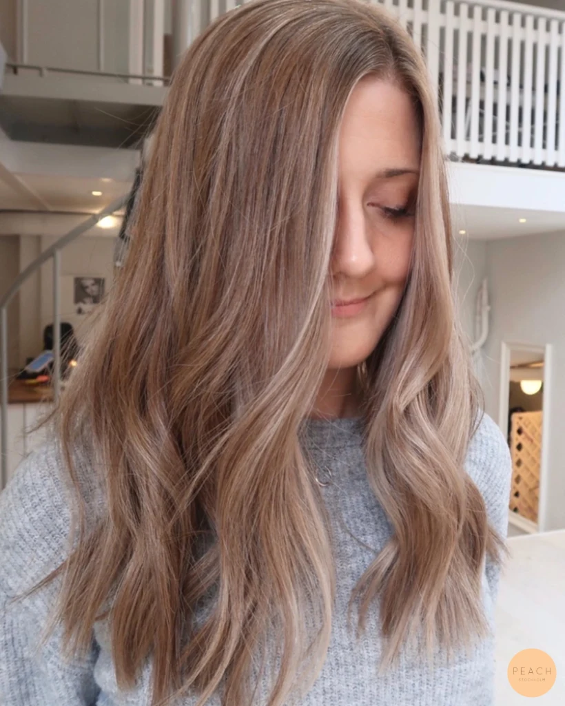 Lowlights i blont hår med mjuk root shadow