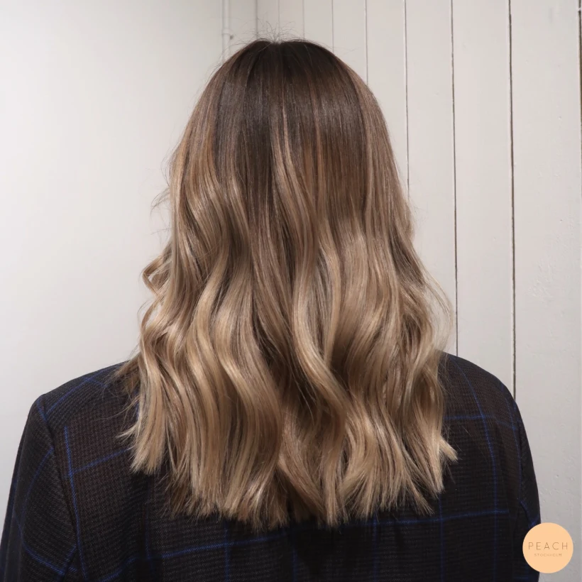 Balayage med ljusa och mörka slingor och ljusa slingor