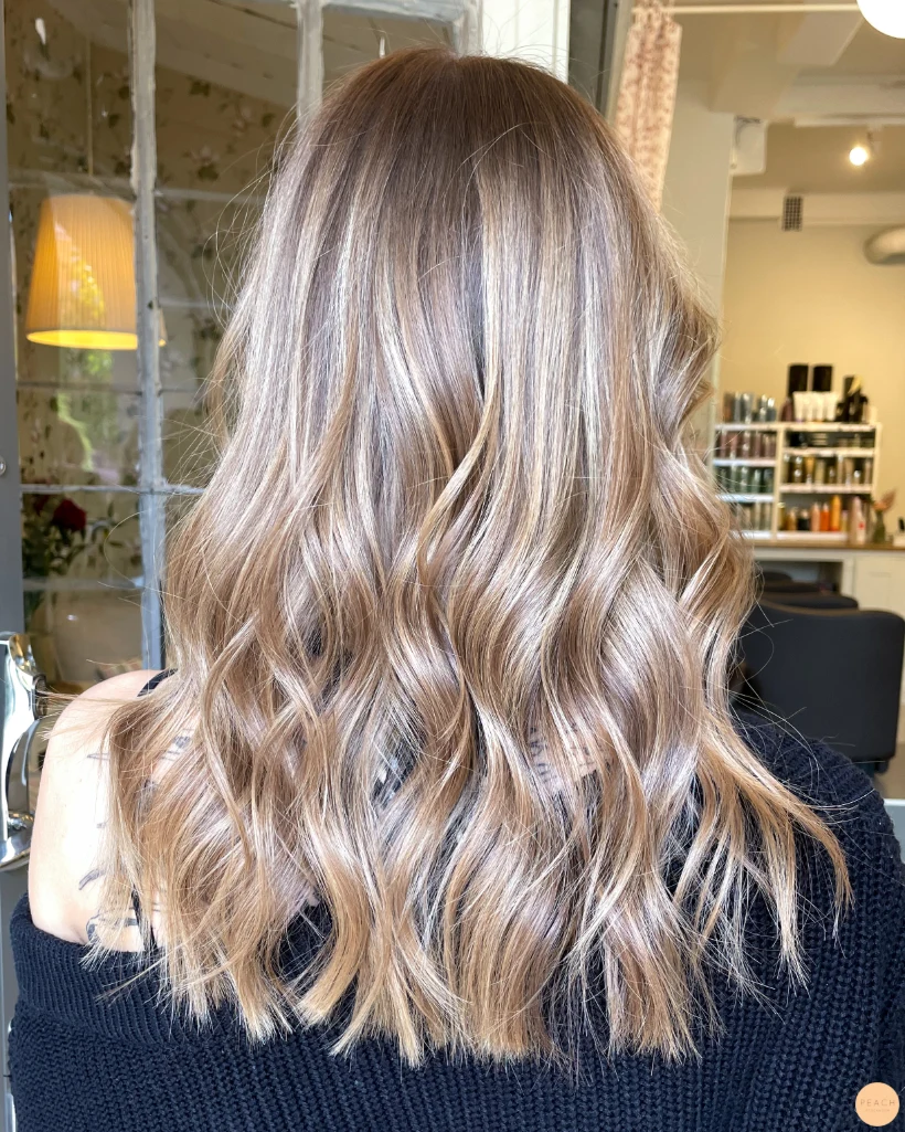 Mellanblond hårfärg med ljusa slingor