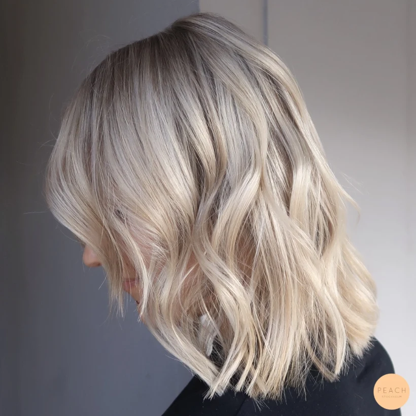 Blond balayage med ljusa slingor och sval nyansering