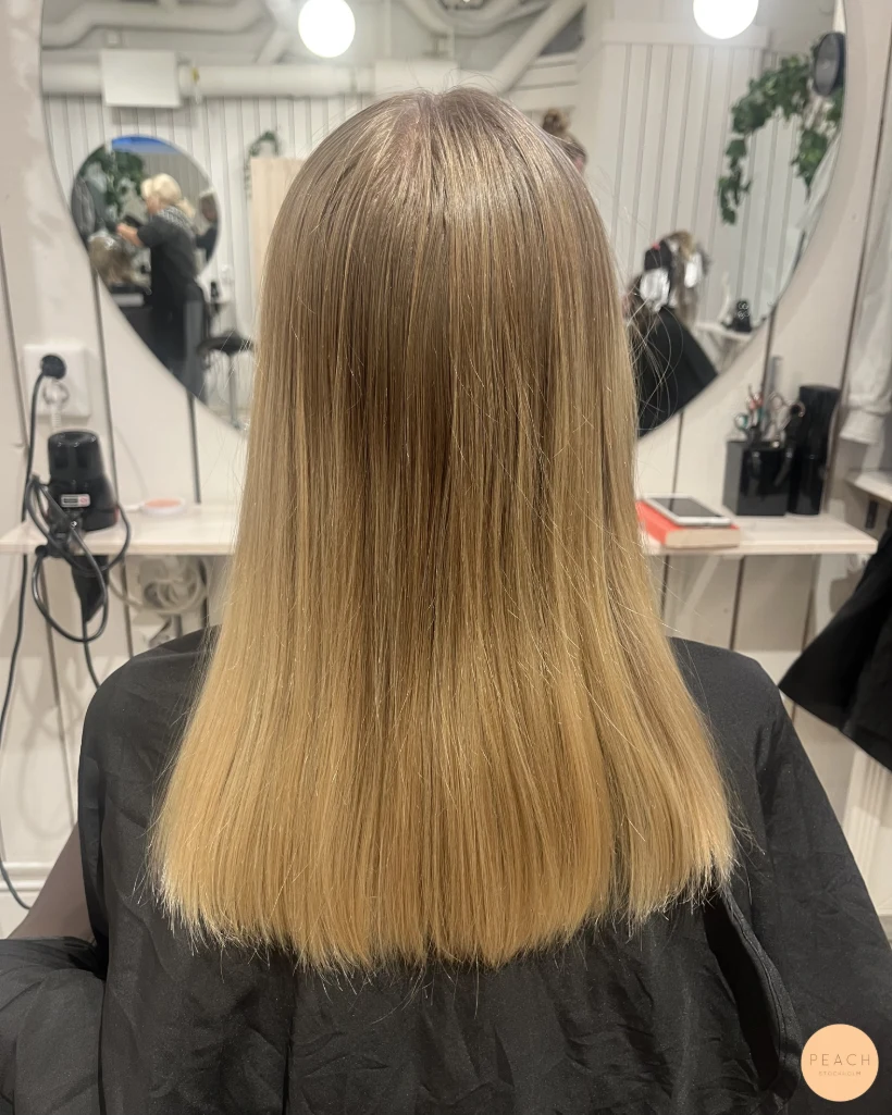 Vanilla blonde med mjuk root shadow