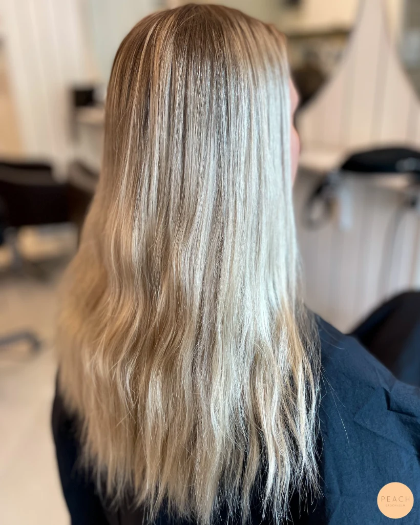 Ljusa slingor med en krispigt kall blond nyans