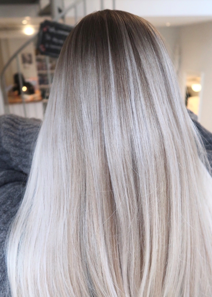 Ljus balayage kall blond