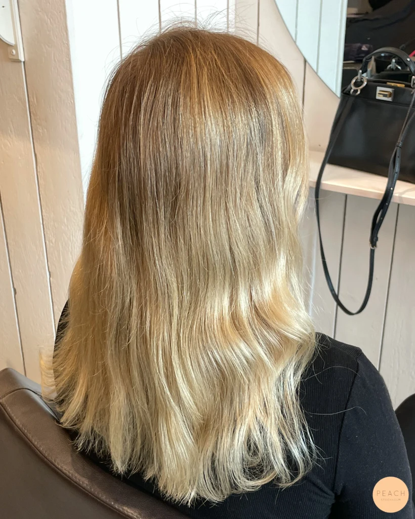 Creamy blonde hair med ljusa slingor
