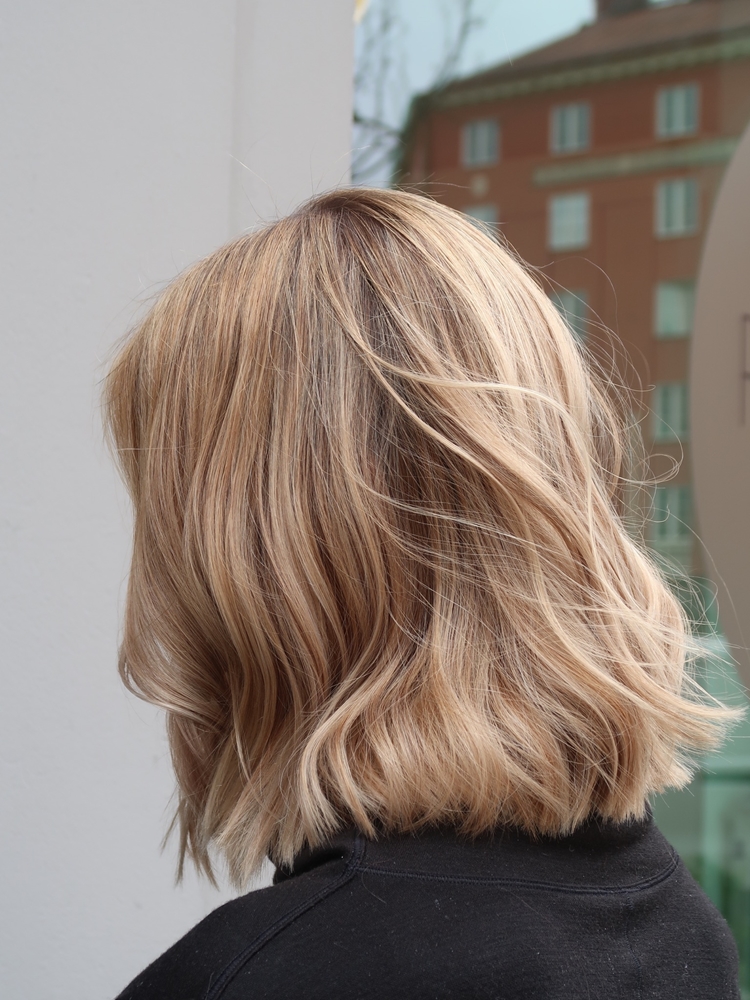 Blond lob och hur man får lockar att hålla