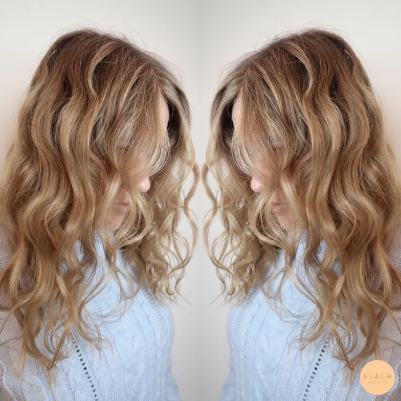 Beige blond hårfärg med lockar