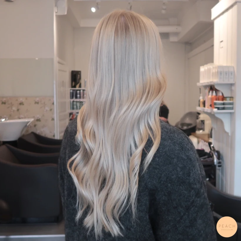 Sval blond balayage med mjuk fade