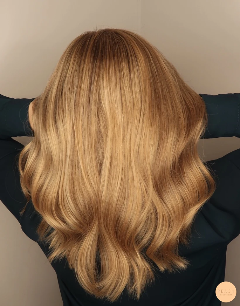 Varm blond färg med ljusa slingor