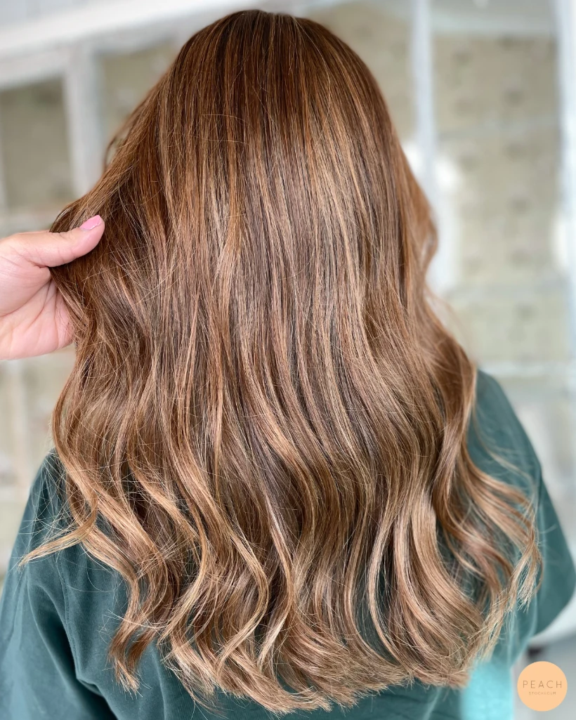 Varm beige hårfärg med highlights
