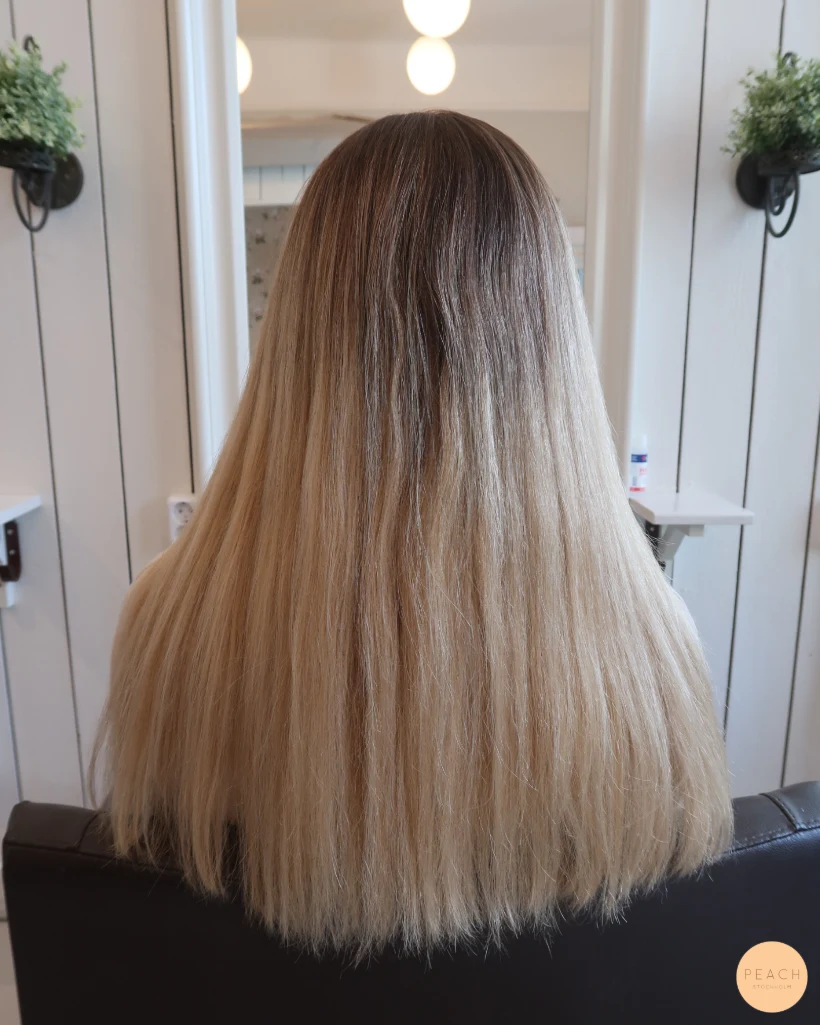 Naturlig beige blond med root shadow