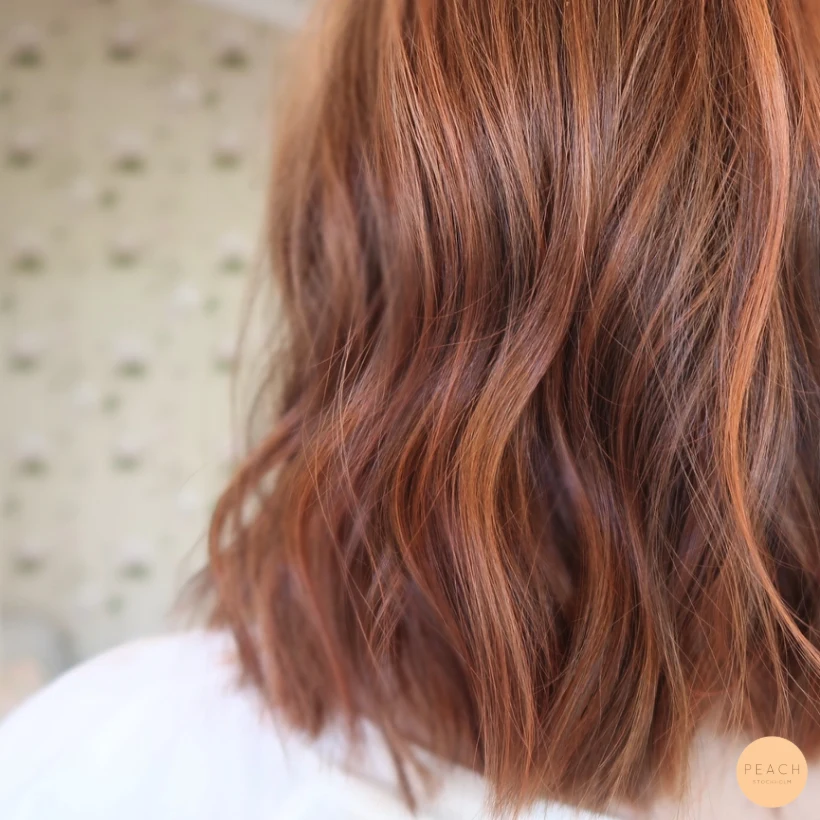 Strawberry blonde / copper peach hårfärg och lob klippning