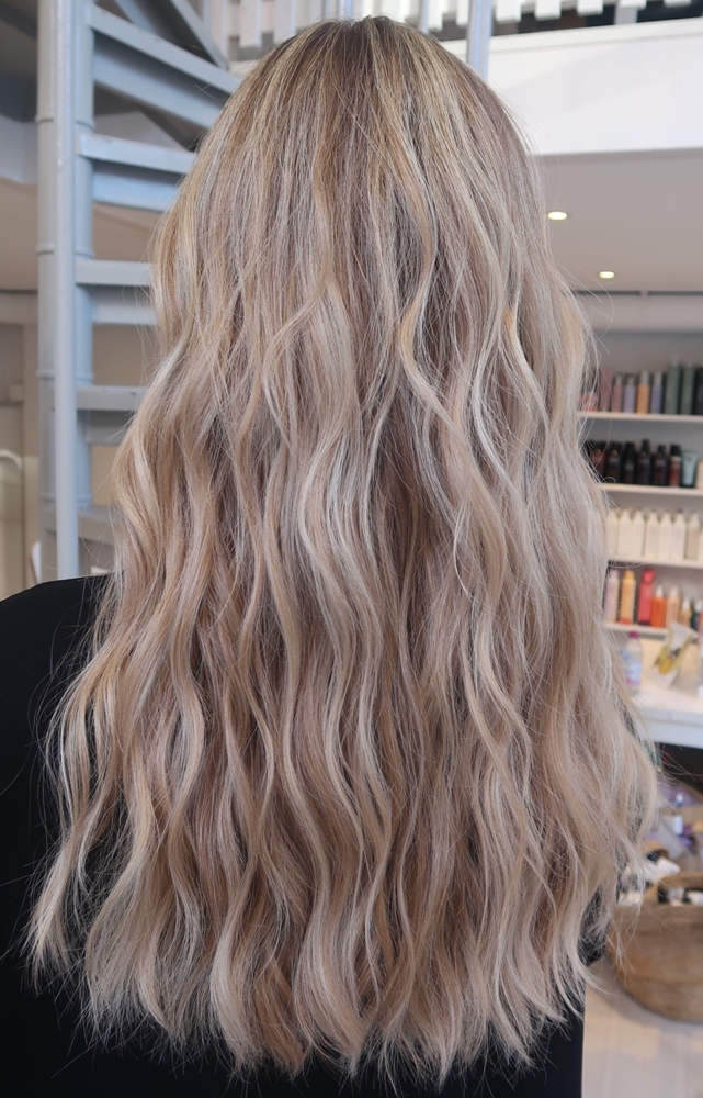 Balayage blond beach waves