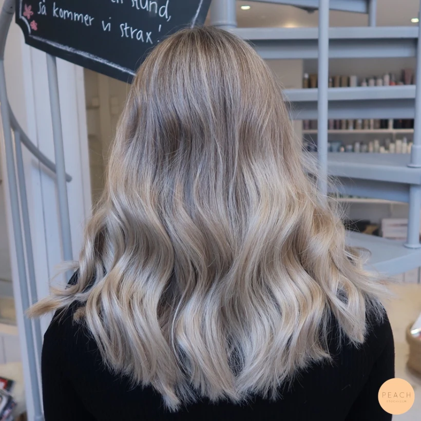 Slingat blont hår