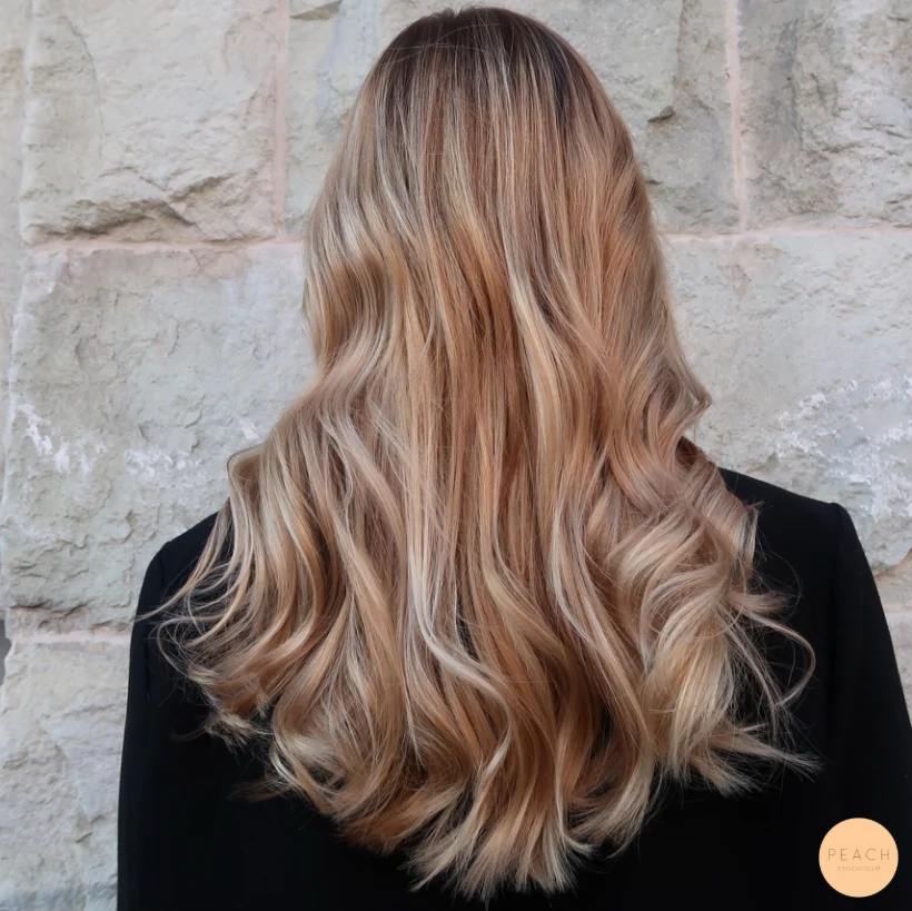 Slingat hår blont