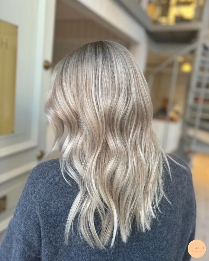 Blond hårfärg med ljus face frame