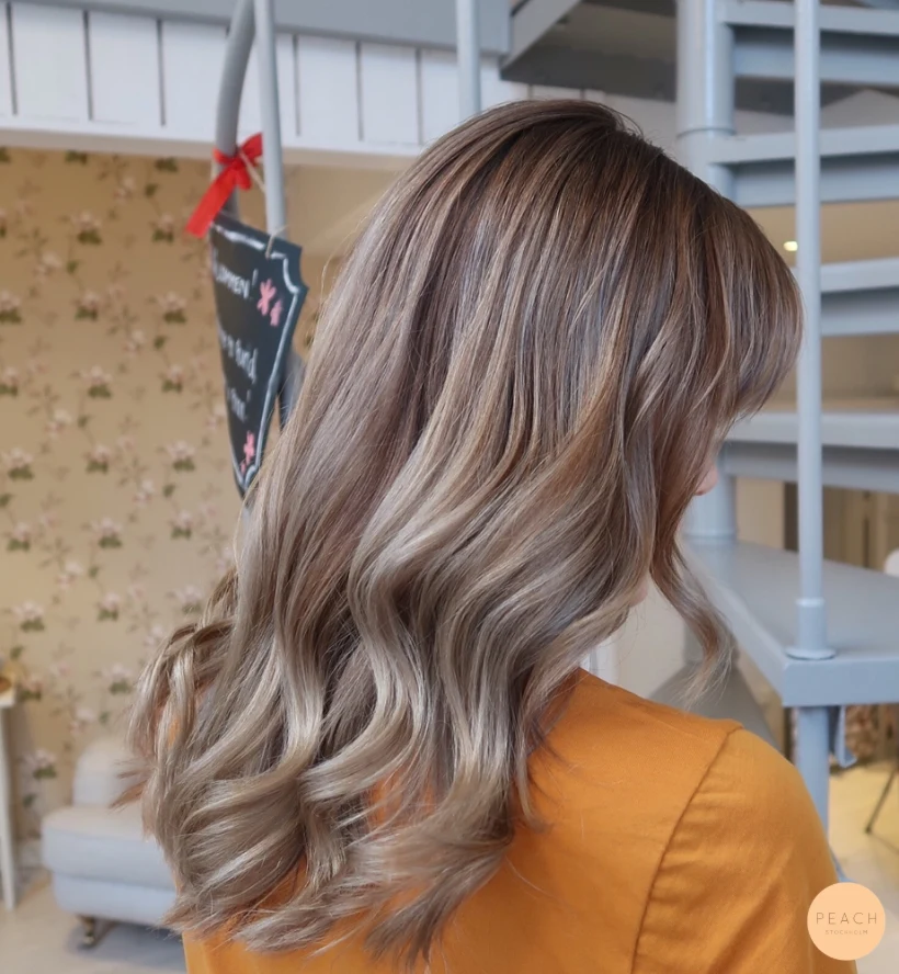 Kall balayage blonde med ljusa slingor