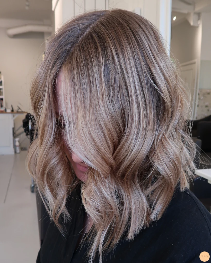 Mörkblond hårfärg med ljusa slingor